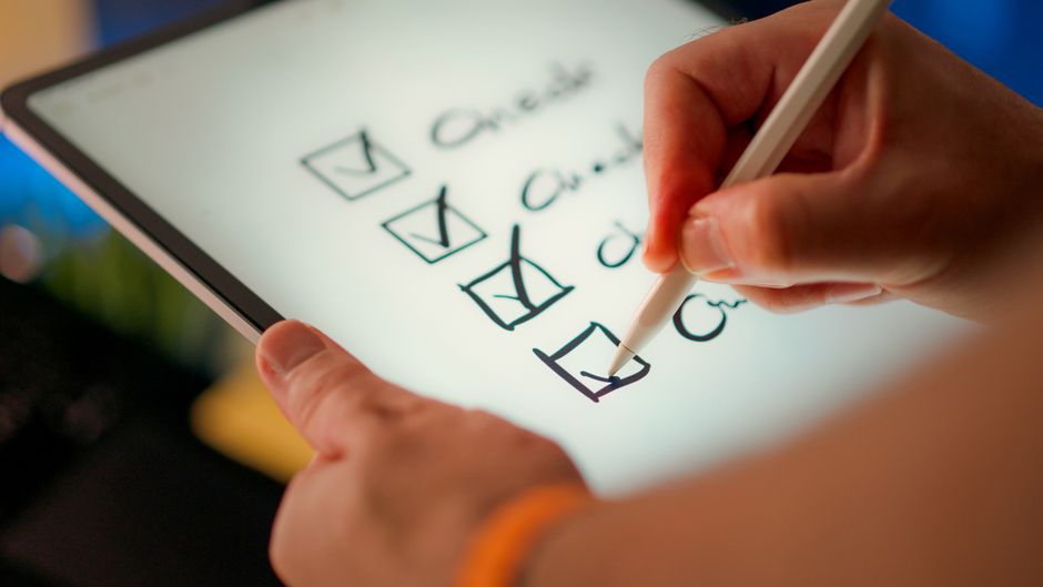 Checklist showing the difference between free and premium email proxy features - anonymous email proxy tool